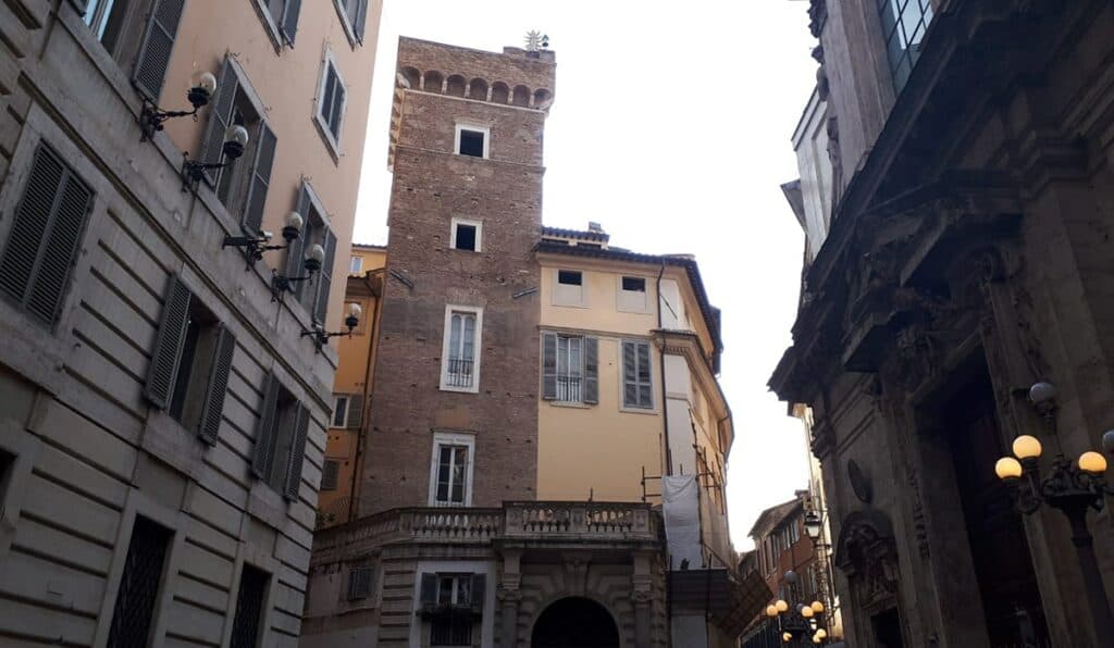 palazzo scapucci torre scimmia roma